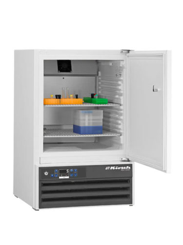 Laborkühlschrank LABO-100 von Kirsch mit offener Standardtüre und Ansicht von der Seite