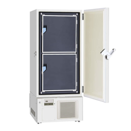 Ultratiefkühlschrank MDF-DU300H-PE PRO von PHC, PHCbi mit offener Türe und Ansicht von der Seite
