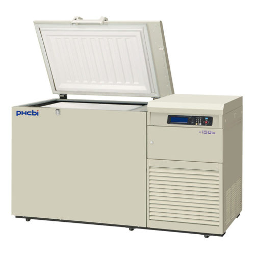 Kryogene Ultratiefkühltruhe MDF-C2156VANW-PE C Hybrid von PHC, PHCbi mit offener Türe und Ansicht von der Seite
