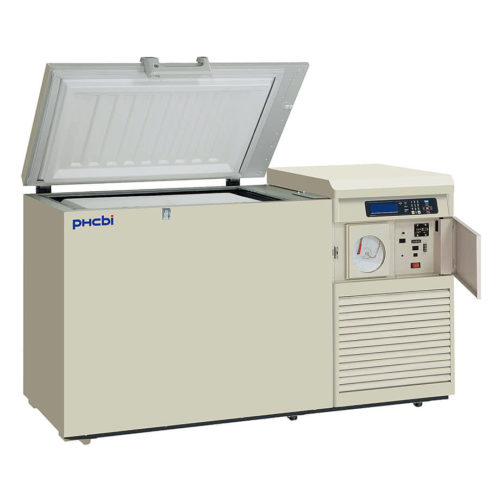 Kryogene Ultratiefkühltruhe MDF-C2156VANW-PE C Hybridvon PHC, PHCbi mit offener Türe und Ansicht von der Seite