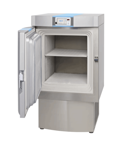 Labor / Industrie Tiefkühlschrank TS 50-100 logg von FRYKA mit offener Standardtüre und Ansicht von der Seite