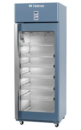 Medikamentenkühlschrank HPR125 von Helmer mit geschlossener Glastüre und Ansicht von der Seite