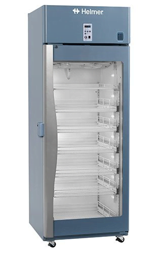 Medikamentenkühlschrank HPR125 von Helmer mit geschlossener Glastüre und Ansicht von der Seite