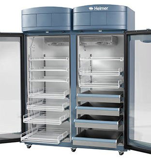 Medikamentenkühlschrank HPR225 von Helmer mit offenen Glastüren und Ansicht von der Seite