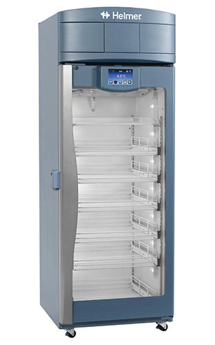 Medikamentenkühlschrank iPR120 von Helmer mit geschlossener Glastüre und Ansicht von der Seite
