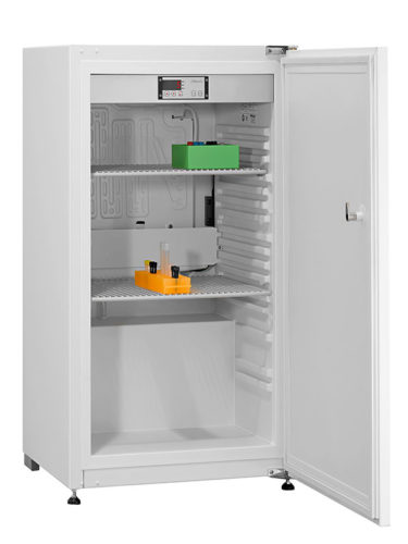 Laborkühlschrank LABO-125 von Kirsch mit offener Standardtüre und Ansicht von der Seite