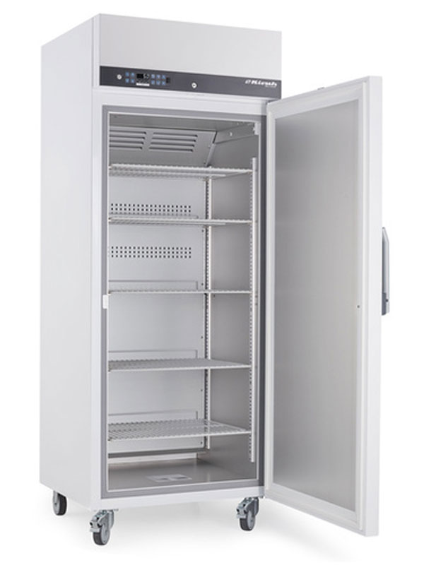 Laborkühlschrank LABO-520 von Kirsch mit offener Standardtüre und Ansicht von der Seite
