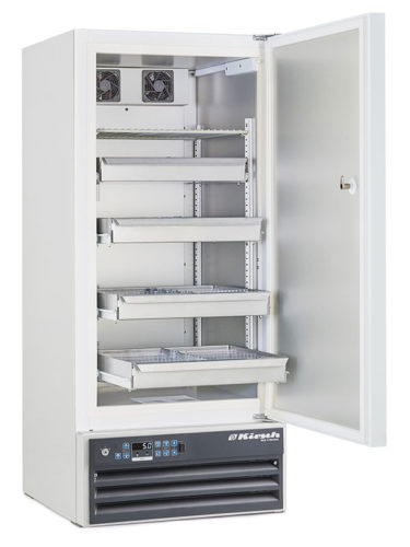 Medikamentenkühlschrank MED-200 von Kirsch mit offener Standardtüre und Ansicht von der Seite