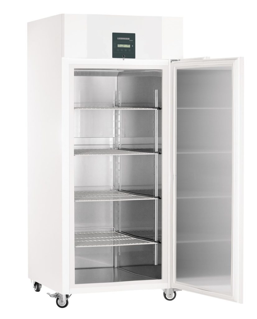 Laborkühlschrank LGPv 8420 von Liebherr mit offener Standardtüre und Ansicht von der Seite