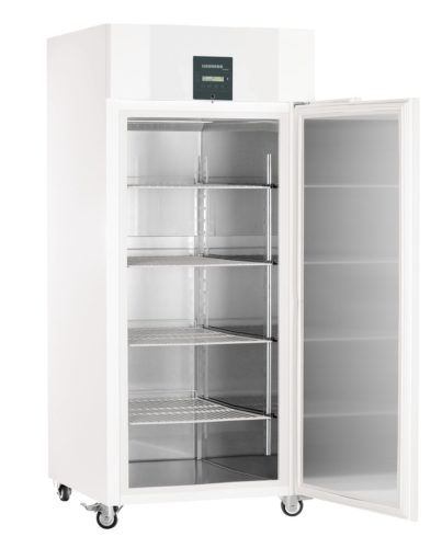 Laborkühlschrank LKPv 8420 von Liebherr mit offener Standardtüre und Ansicht von der Seite