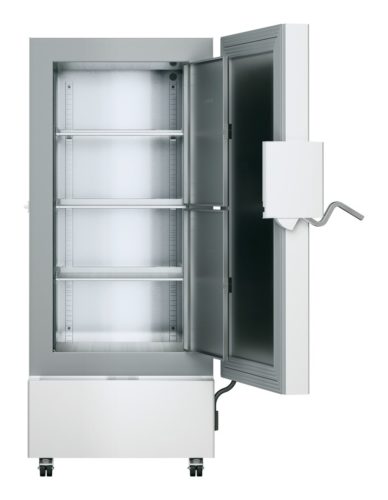 Labor Ultratiefkühlschrank SUFsg 5001 von LIEBHERR mit offener Türe und offenen Innenfächern, Ansicht von vorne für die Kryokonservierung