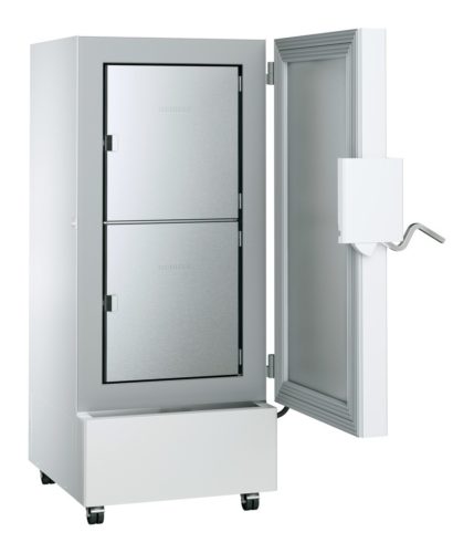 Labor Ultratiefkühlschrank SUFsg 5001 H72 mit wassergekühltem Kondensator von LIEBHERR mit offener Türe und Ansicht von der Seite, Kryokonservierung von Proben und Impfungen