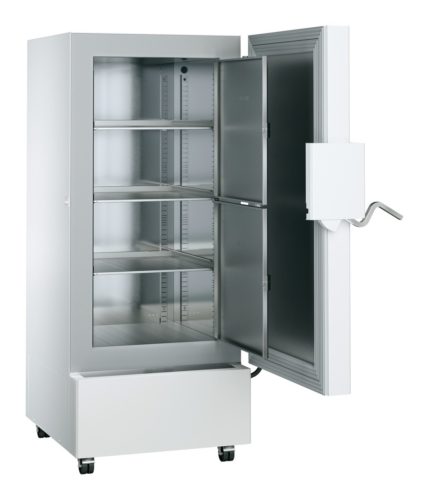 Labor Ultratiefkühlschrank SUFsg 5001 H72 mit wassergekühltem Kondensator von LIEBHERR mit offener Türe und offenen Innentüren, Ansicht von der Seite, Kryokonservierung von Proben und Impfungen