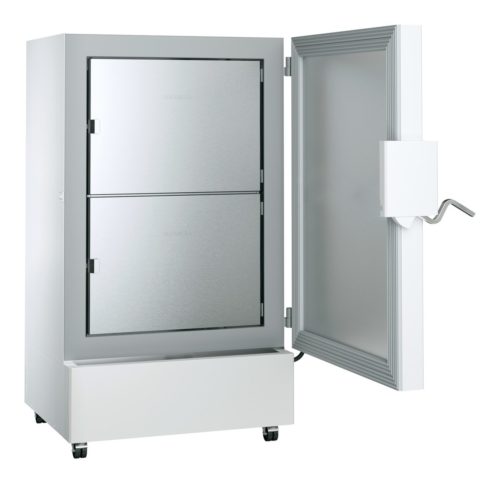 Labor Ultratiefkühlschrank SUFsg 7001 von LIEBHERR mit offener Türe und Ansicht von der Seite, Kryokonservierung von Proben und Impfungen