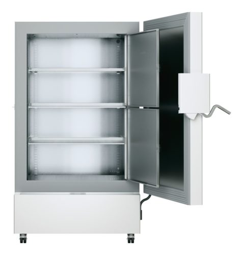 Labor Ultratiefkühlschrank SUFsg 7001 H72 mit Wasserkühlung von LIEBHERR mit offener Türe und offenen Innenfächern, Ansicht von vorne für die Kryokonservierung