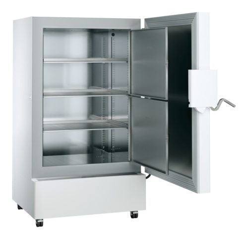 Labor Ultratiefkühlschrank SUFsg 7001 H72 mit wassergekühltem Kondensator von LIEBHERR mit offener Türe und offenen Innentüren, Ansicht von der Seite, Kryokonservierung von Proben und Impfungen