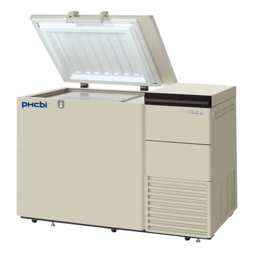 Kryogene Ultratiefkühltruhe MDF-1156ATN-PE von PHC, PHCbi mit offener Türe und Ansicht von der Seite
