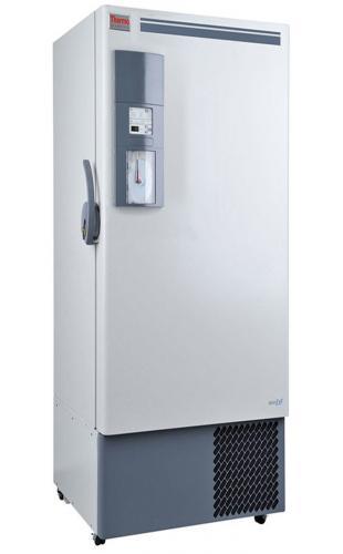 Labor Ultratiefkühlschrank ExF 32086V von Thermo Scientific REVCO mit geschlossener Standardtüre und Ansicht von der Seite