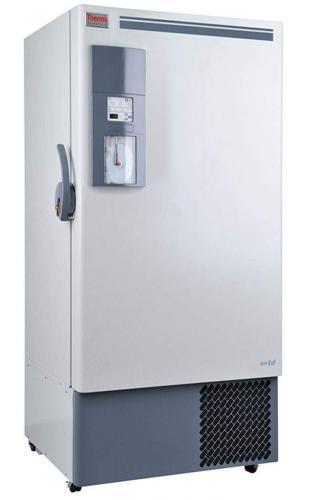 Labor Ultratiefkühlschrank ExF 40086V von Thermo Scientific REVCO mit geschlossener Standardtüre und Ansicht von der Seite