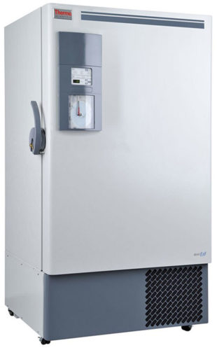 Labor Ultratiefkühlschrank ExF 60086V von Thermo Scientific REVCO mit geschlossener Standardtüre und Ansicht von der Seite
