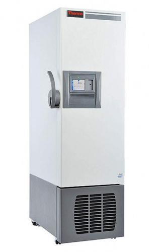 Labor Ultratiefkühlschrank UxF 30086V von Thermo Scientific REVCO mit geschlossener Standardtüre und Ansicht von der Seite