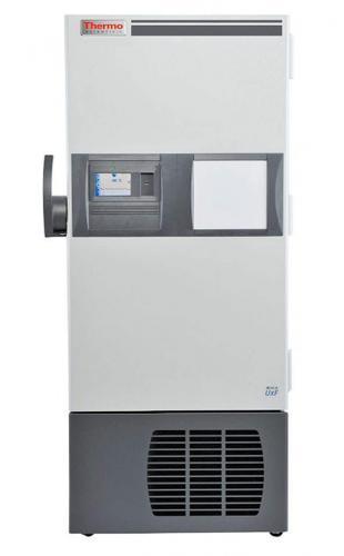Labor Ultratiefkühlschrank UxF40086V von Thermo Scientific REVCO mit geschlossener Standardtüre und Ansicht von vorne